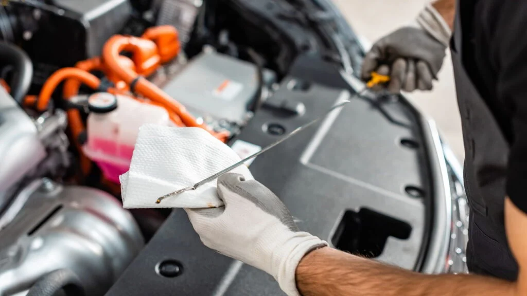 3 hábitos comuns que estão destruindo seu carro sem você percebe