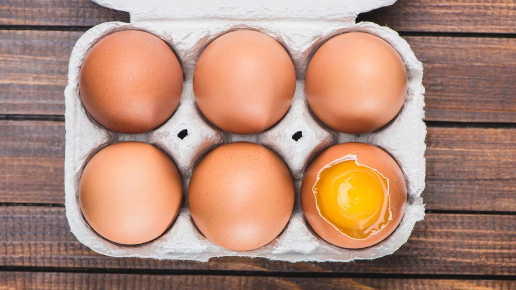 Se ovos ficam fora da geladeira no supermercado, por que você deve guardá-los refrigerados em casa? Entenda a contradição