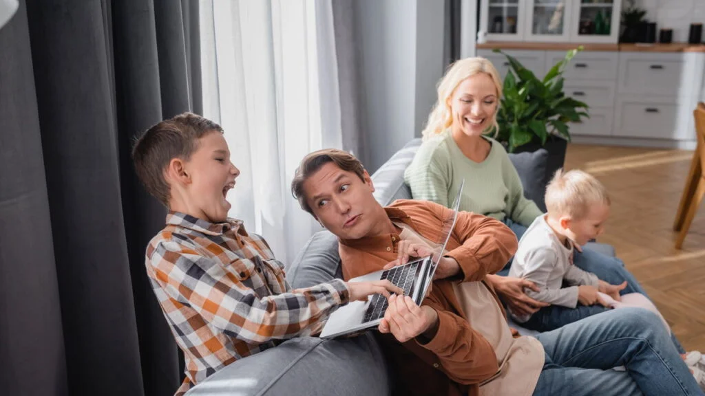 Por que os filhos deixaram de pedir a bênção? O gesto que sumiu das famílias brasileiras e o que entrou no lugar