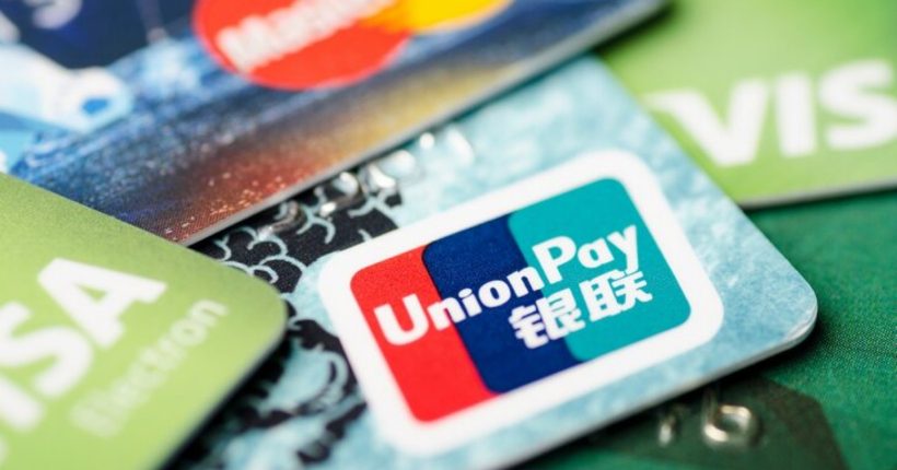 UnionPay estreia no Brasil com a fintech LeftBank e promete desafiar Visa e Mastercard, ampliar inclusão financeira e reduzir custos.