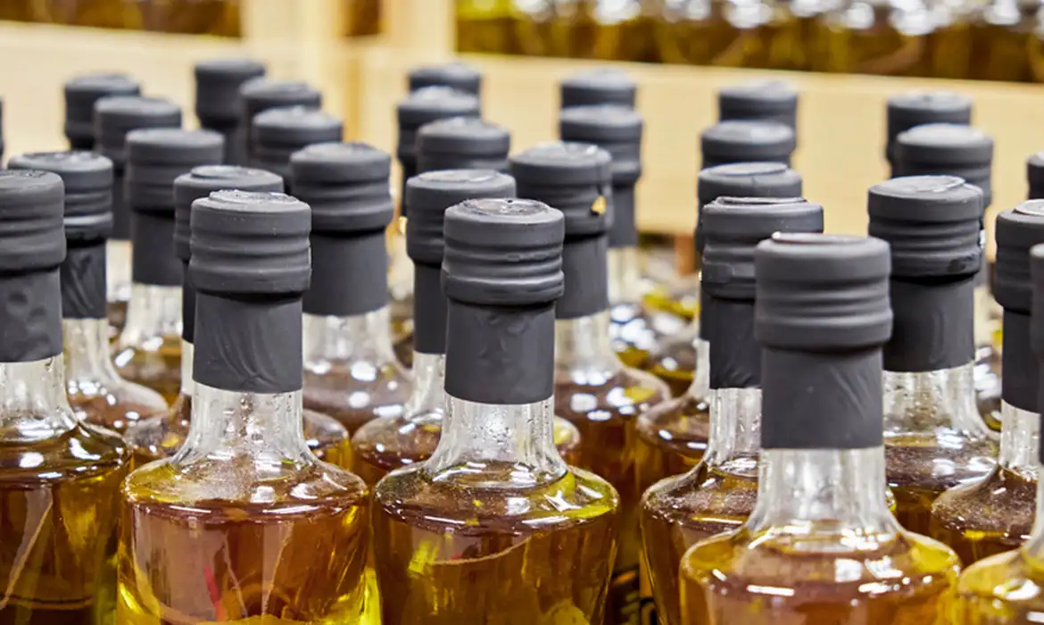 Governo proíbe todos os lotes de azeite super conhecido e mais 20 marcas: entenda os riscos, veja a lista completa e saiba como escolher um produto seguro