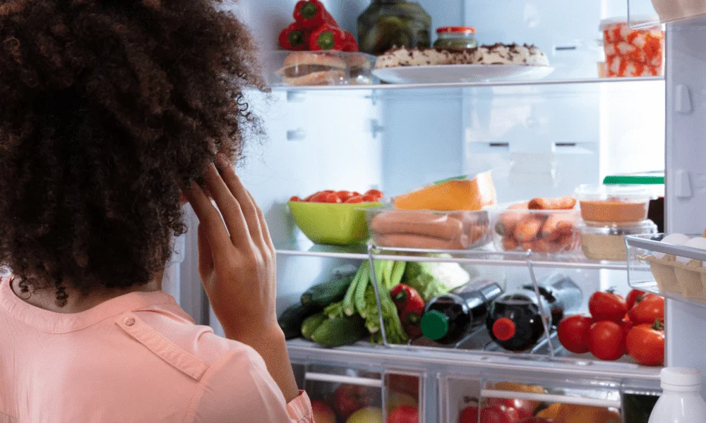 Brasileiros insistem em colocar banana, pão, tomate, mel e outros alimentos na geladeira achando que estão conservando melhor – mas especialistas explicam por que isso está errado e pode até estragar o sabor