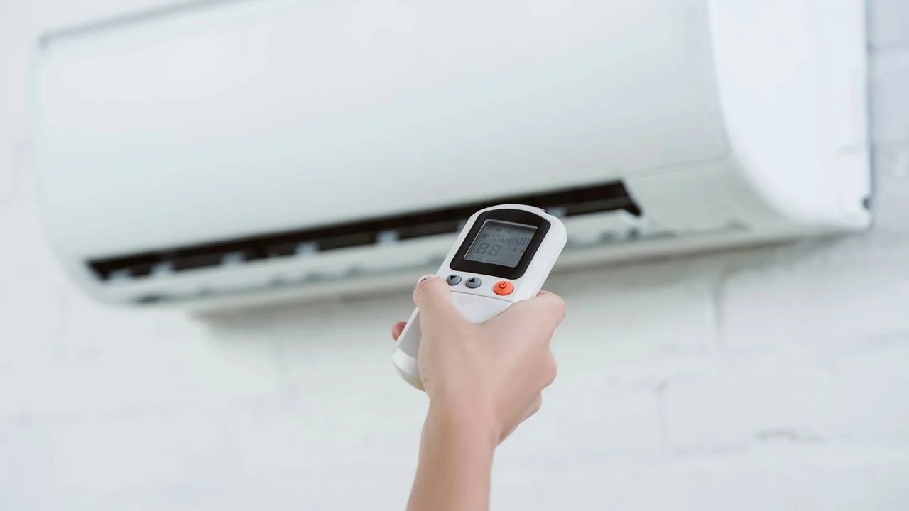 Verão chegando: 5 dicas simples e inteligentes para economizar no ar-condicionado sem derreter de calor e sem levar um susto na conta de luz