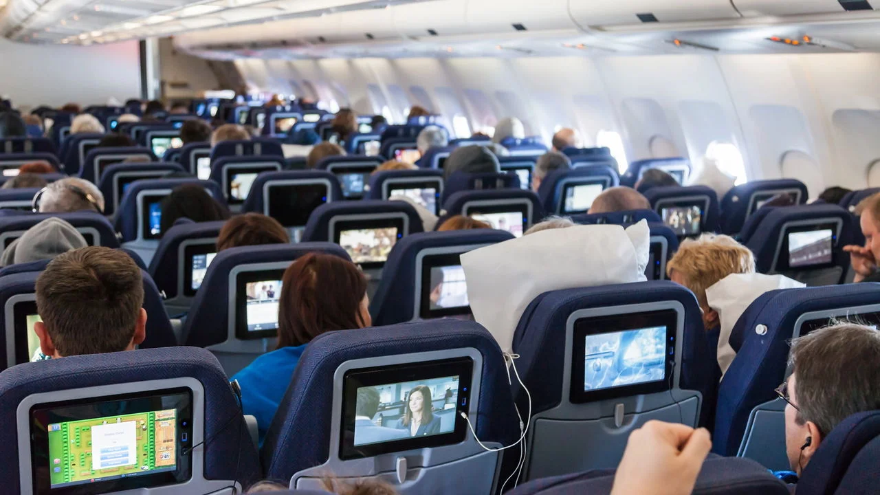 Melhores dias para viajar de avião em 2025: saiba quais dias da semana têm passagens aéreas mais baratas, menos filas nos aeroportos, voos pontuais e como economizar escolhendo o dia certo para voar