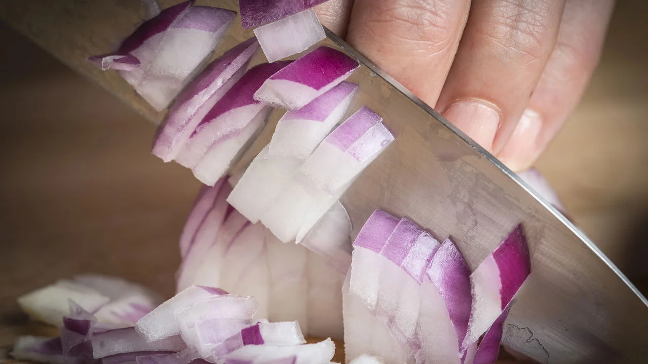 Mistério resolvido: por que as cebolas fazem a gente chorar e como cortar sem derramar uma lágrima