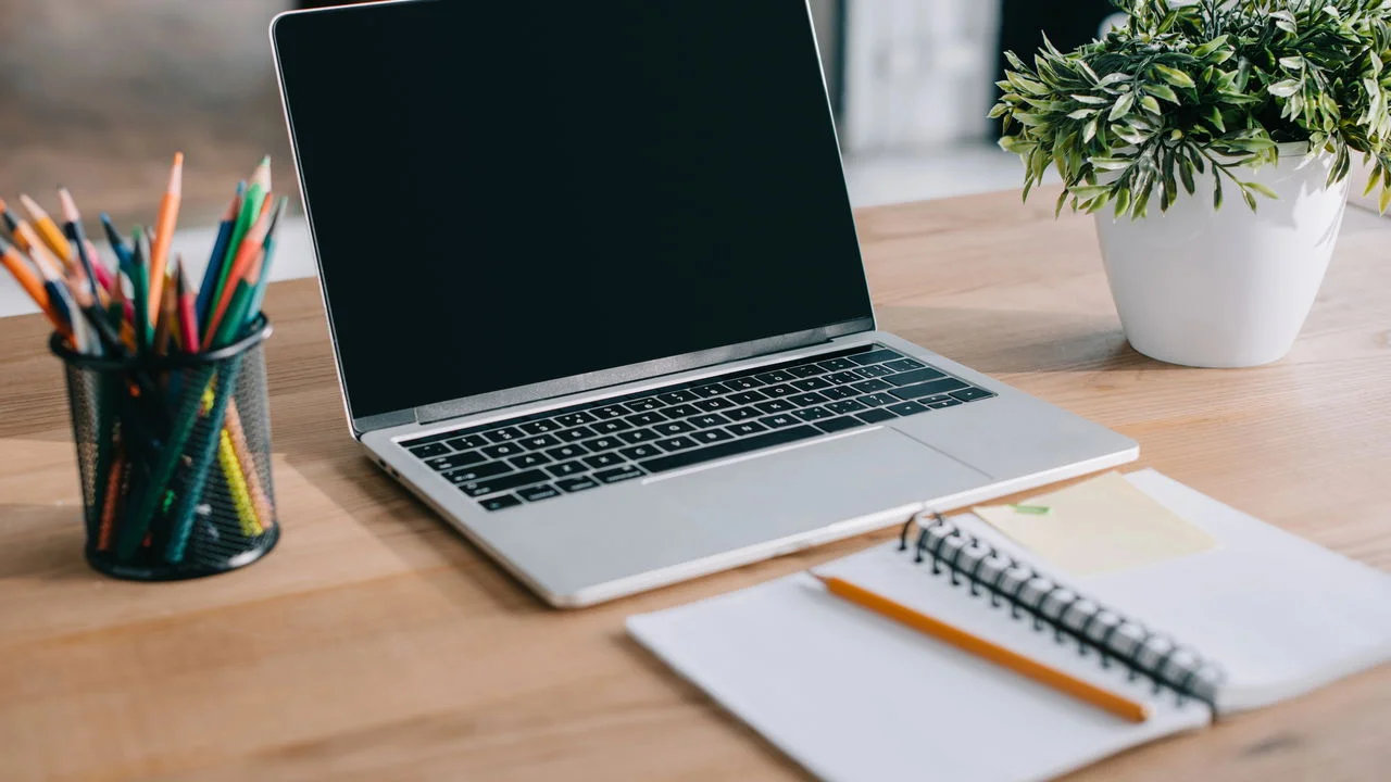 Deixar o notebook na tomada o dia inteiro é mito ou verdade? Descubra se isso realmente estraga a bateria e o que os especialistas recomendam