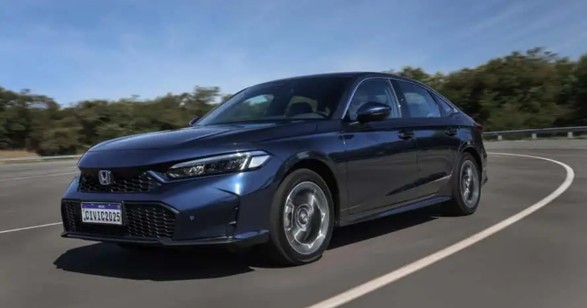 Honda Civic Advanced Hybrid 2026 chega ao Brasil em julho com facelift discreto, Google integrado na multimídia, pacote de segurança Honda Sensing completo, autonomia acima de 1.000 km e preço mantido em R$ 265.900 para brigar com Corolla Hybrid e Jetta