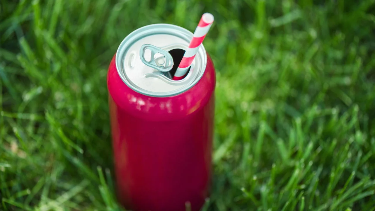A história chocante por trás da bolinha vermelha das latas de refrigerante que quase ninguém percebe