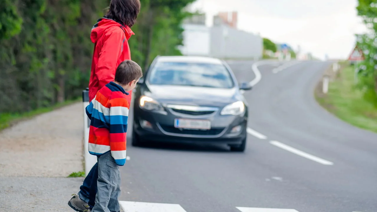 A explicação da psicologia sobre por que agradecer quando alguém te deixa atravessar a rua