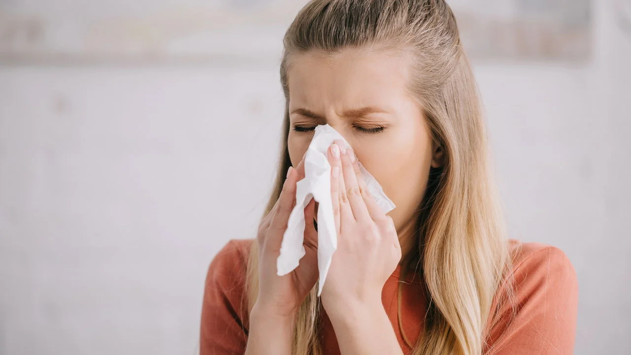 O que realmente acontece com o corpo humano quando você segura o espirro? Médicos revelam os riscos que muita gente nem imagina