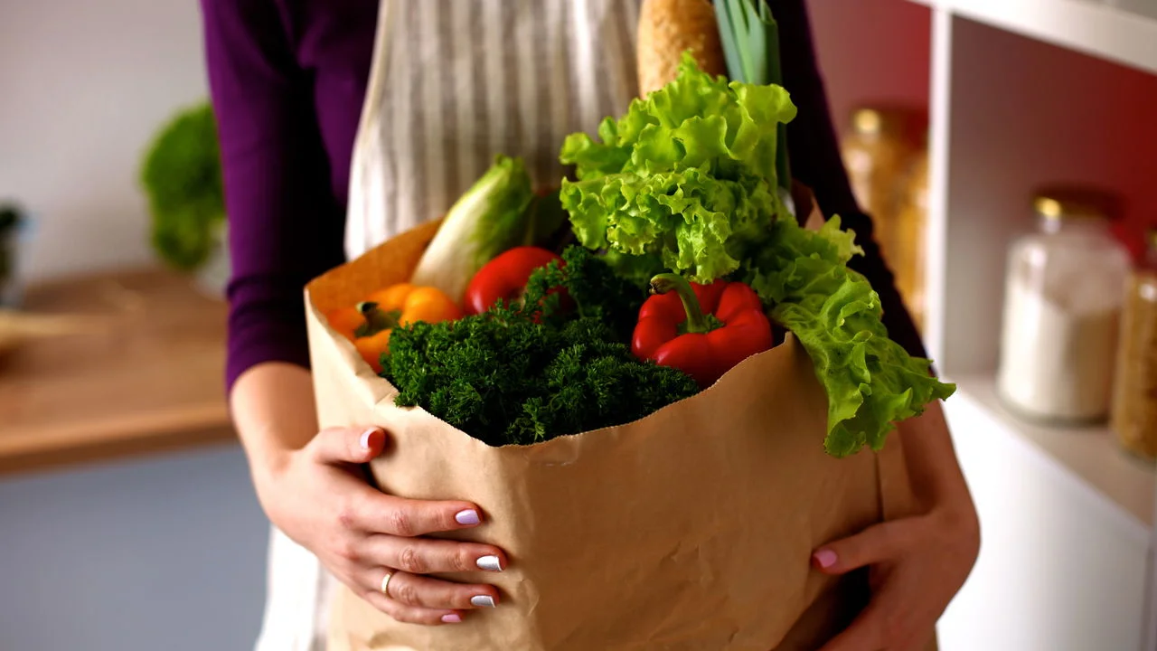 Você sabia? O verdadeiro motivo pelo qual as sacolas de supermercado agora mudaram de cor e como isso pode afetar o seu dia a dia mais do que você imagina