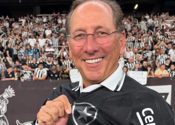 Empresário faz proposta de R$ 3 bilhões e deixa SAF do Botafogo em alerta com nova compra bilionária na Premier League