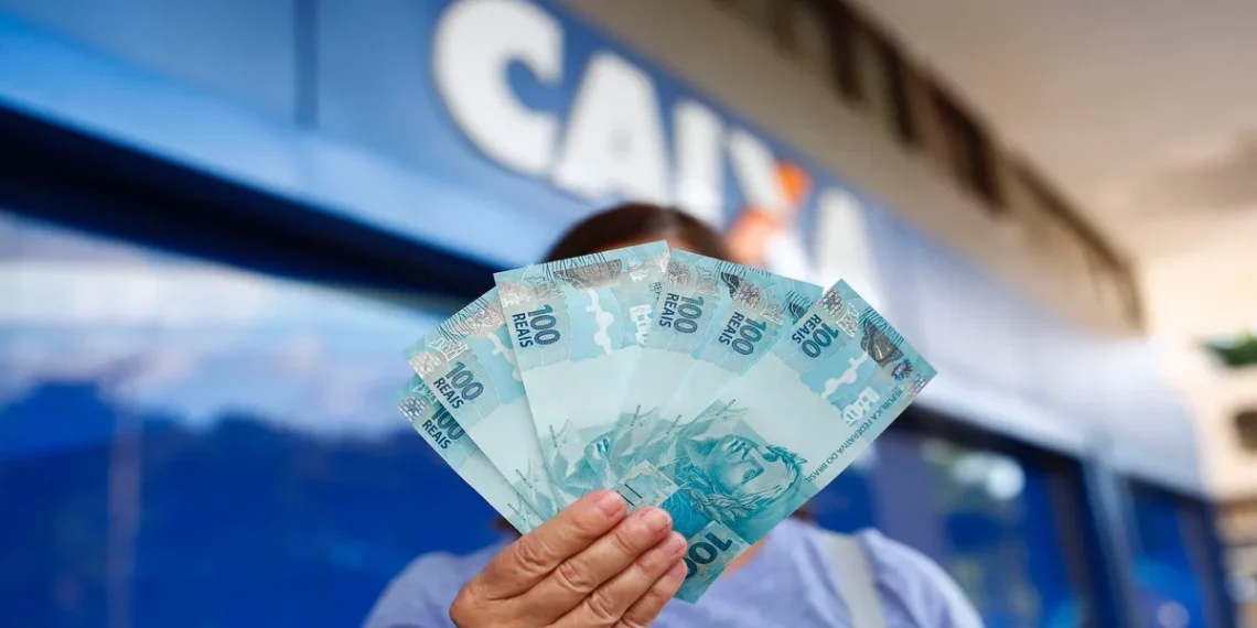 Lei em vigor no Brasil revela o que acontece com quem tem R$5 mil na poupança Caixa em 2025