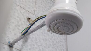 Descubra se o novo substituto do chuveiro elétrico realmente é mais econômico. Veja comparações reais entre chuveiro a gás e elétrico, vantagens, desvantagens e qual pode pesar menos na sua conta do mês.