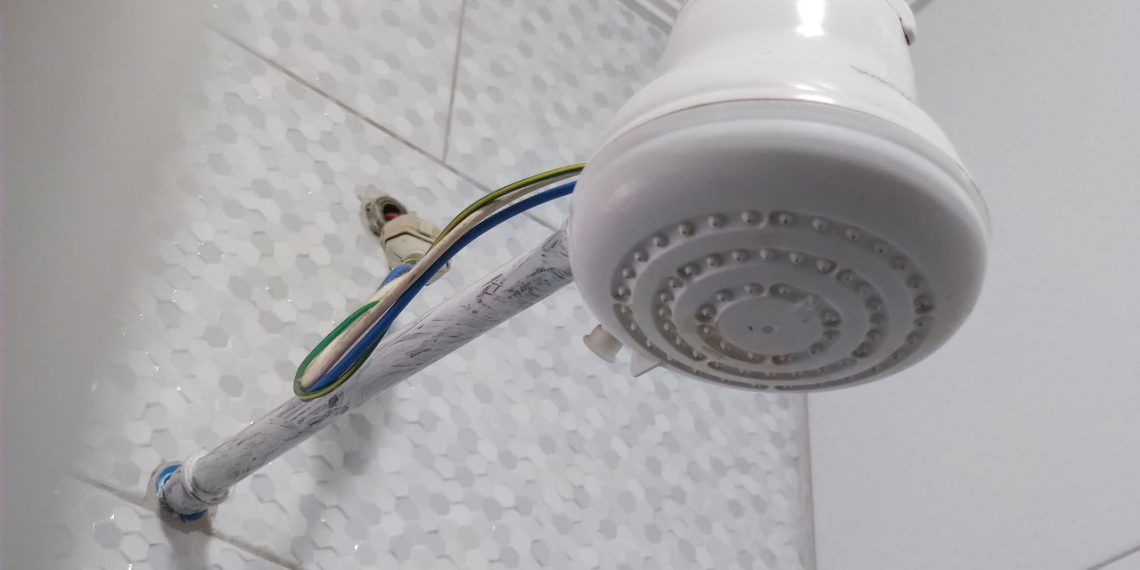 Descubra se o novo substituto do chuveiro elétrico realmente é mais econômico. Veja comparações reais entre chuveiro a gás e elétrico, vantagens, desvantagens e qual pode pesar menos na sua conta do mês.