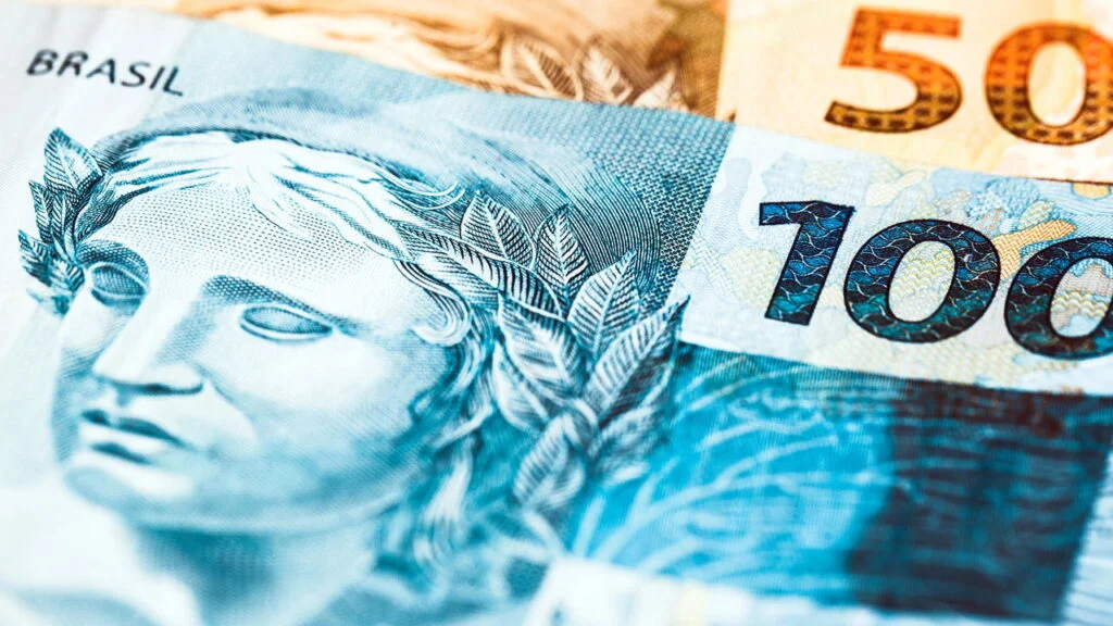 Pagamento do 14º salário.