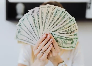 3 profissões que ganham em dólar sem sair de casa para 2026