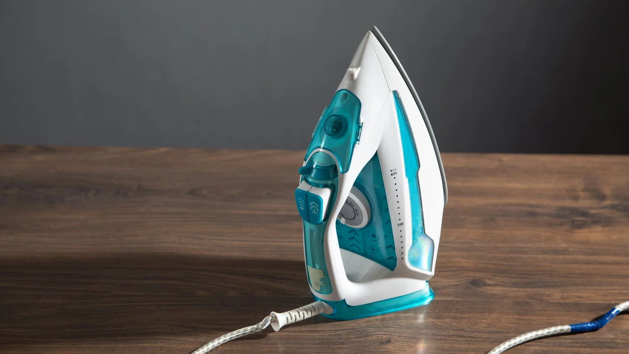 O truque que poucas pessoas conhecem para limpar um ferro queimado e manchado e deixá-lo brilhando como novo