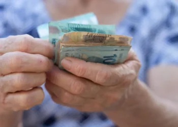 Lei do INSS comunica outro benefício que idosos 65+ podem receber ainda em 2025