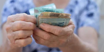 Lei do INSS comunica outro benefício que idosos 65+ podem receber ainda em 2025