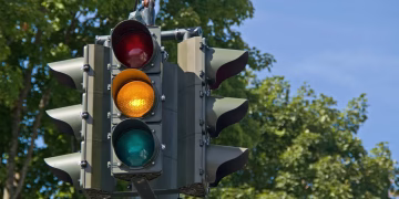 Avançar no sinal amarelo dá multa? Veja o que diz o Código de Trânsito Brasileiro