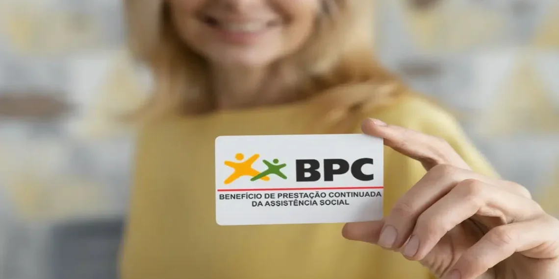Quem recebe BPC pode acumular o Bolsa Família? Governo confirma regras