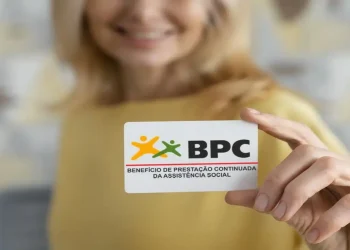 Quem recebe BPC pode acumular o Bolsa Família? Governo confirma regras