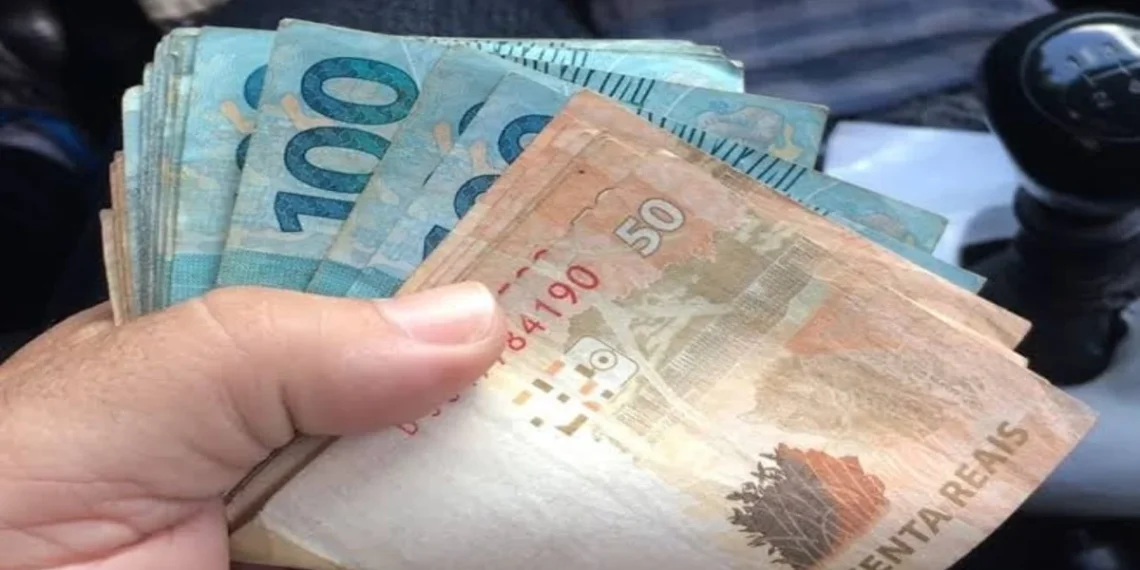 Quem trabalhou por 12 meses pode ter direito a R$1.631 em 2026
