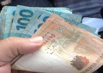 Quem trabalhou por 12 meses pode ter direito a R$1.631 em 2026