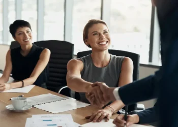 3 profissões técnicas em alta que dispensam diploma e podem render até R$10 mil em 2026