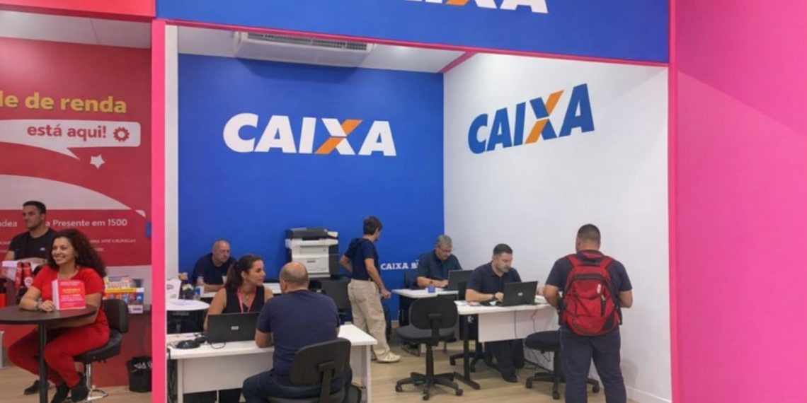 Estande da CAIXA atende o público no Feirão Serasa Limpa Nome. Foto: Pedro Chang/CAIXA