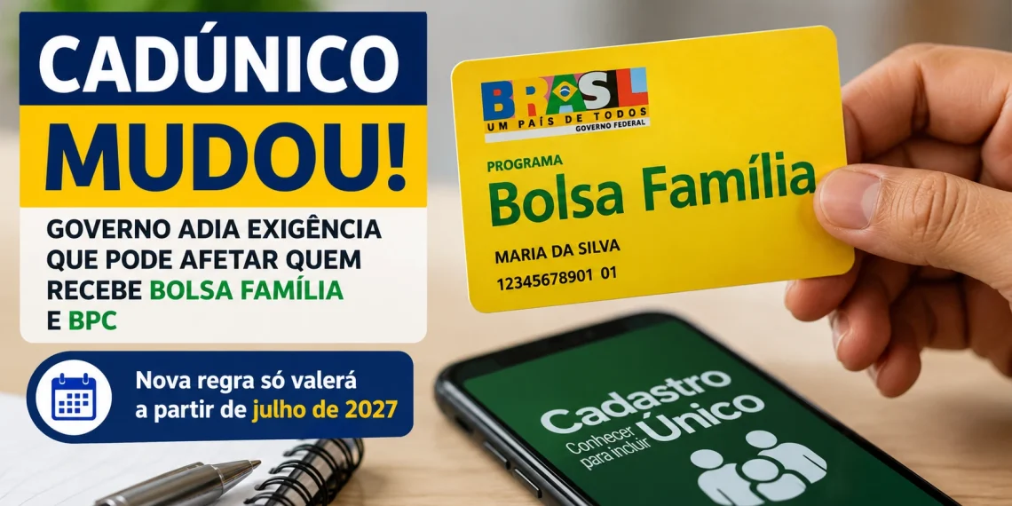 Pessoa segura um cartão do Bolsa Família ao lado de um celular exibindo o Cadastro Único, representando as novas regras do CadÚnico e o adiamento da exigência de entrevista domiciliar para beneficiários do Bolsa Família e do BPC.