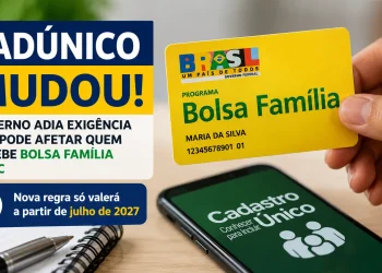 Pessoa segura um cartão do Bolsa Família ao lado de um celular exibindo o Cadastro Único, representando as novas regras do CadÚnico e o adiamento da exigência de entrevista domiciliar para beneficiários do Bolsa Família e do BPC.
