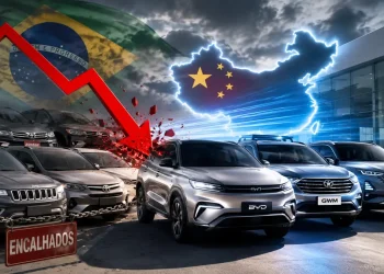 SUVs de marcas chinesas como BYD, GWM e Omoda ao lado de veículos tradicionais, ilustrando a queda dos preços dos carros e a forte concorrência no mercado automotivo brasileiro.