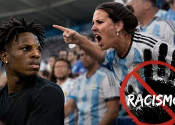 Streamer IShowSpeed observa uma torcedora nas arquibancadas durante partida da Copa do Mundo de 2026, em imagem que representa o episódio de ofensas racistas registrado durante a transmissão ao vivo.