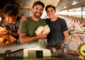 Pai e filho em granja de frangos mostram como uma criação iniciada com 100 pintinhos se transformou em um negócio com mais de 2.000 aves e selo de inspeção estadual.