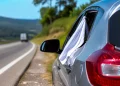 O que significa um pano branco pendurado na janela de um carro? Entenda o sinal que ainda gera dúvidas nas estradas