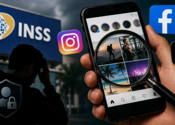 Celular com Instagram em destaque ao lado dos logotipos do INSS, Facebook e TikTok, simbolizando a fiscalização de publicações em redes sociais durante revisões de benefícios do INSS.