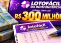 Bilhete da Lotofácil da Independência ao lado de maços de dinheiro e destaque para o prêmio estimado de R$ 300 milhões, representando o concurso especial das Loterias Caixa de 2026.