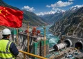 Sem construir apenas uma barragem, a China abriu estradas em um dos lugares mais isolados do planeta, perfura montanhas com máquinas gigantes e agora ergue um projeto de US$ 167 bilhões que pode mudar o curso de um rio usado por 300 milhões de pessoas