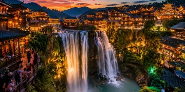 Parece cenário criado por inteligência artificial, mas existe de verdade: Furong, cidade chinesa de 2 mil anos construída ao redor de uma cachoeira, recebeu 6,5 milhões de visitantes em 2025