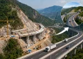 Rodovia entre 2 estados importantes do Brasil entra na fase decisiva, já alcança 78% das obras, ganha primeiros viadutos em operação e promete cortar pela metade o tempo de viagem em um dos trechos mais perigosos do Brasil