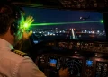 Perigo no ar: Piloto de avião é desorientado por laser e aborta pouso com 159 pessoas a bordo